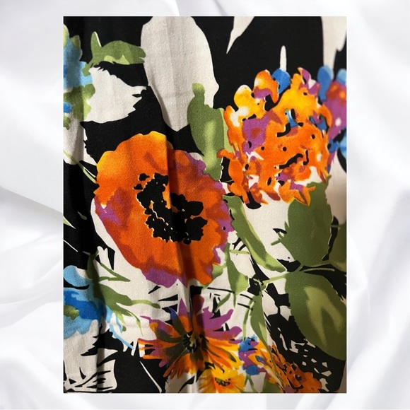 A pair of Trisisto floral capris in size 10 - Picture 4 of 9